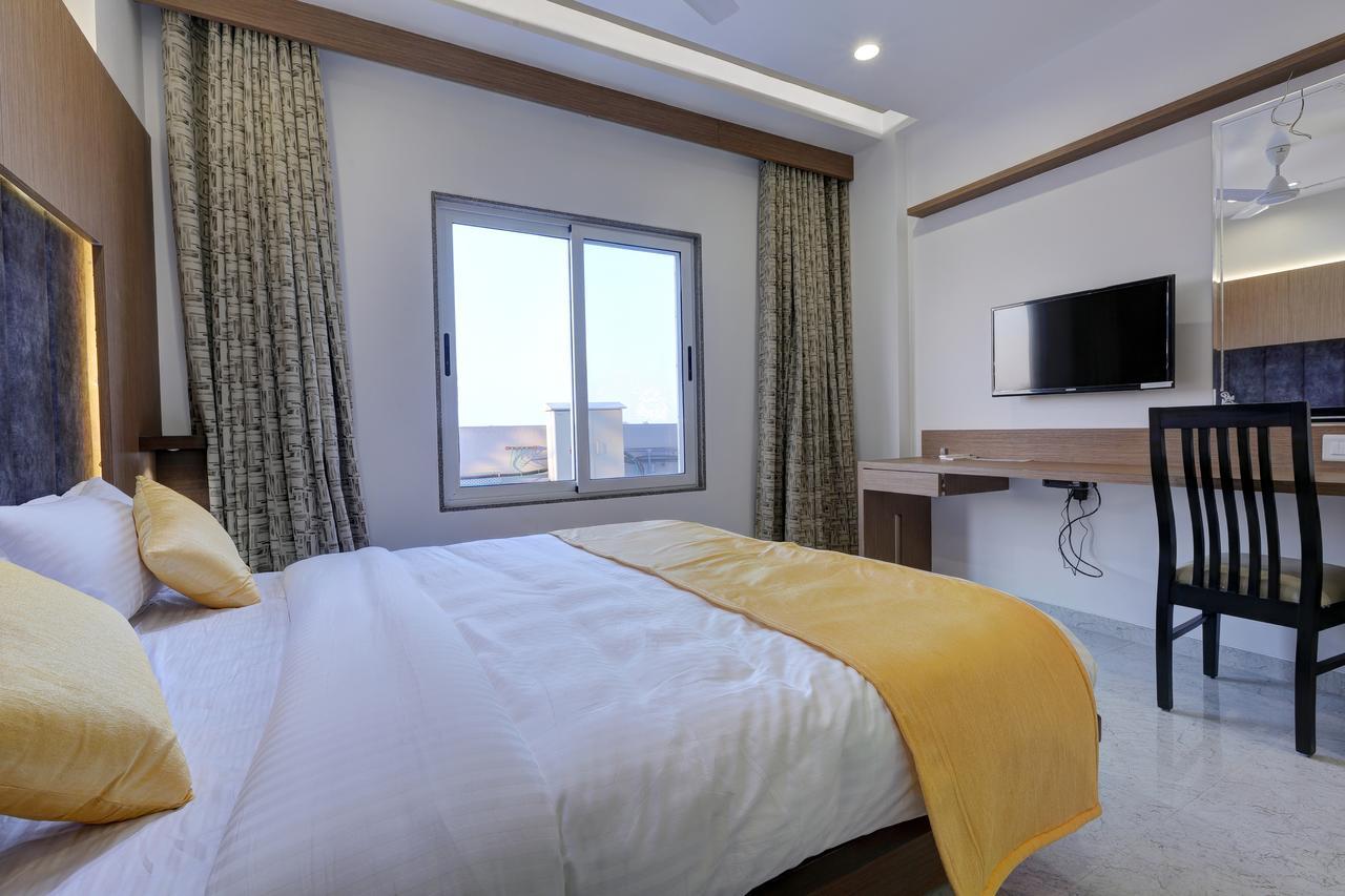 Hotel Luxura Godhra Eksteriør billede